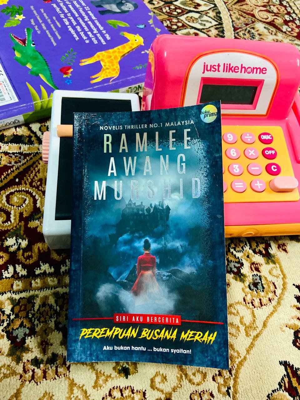 Bukan Hantu dan Syaitan: Perempuan Busana Merah